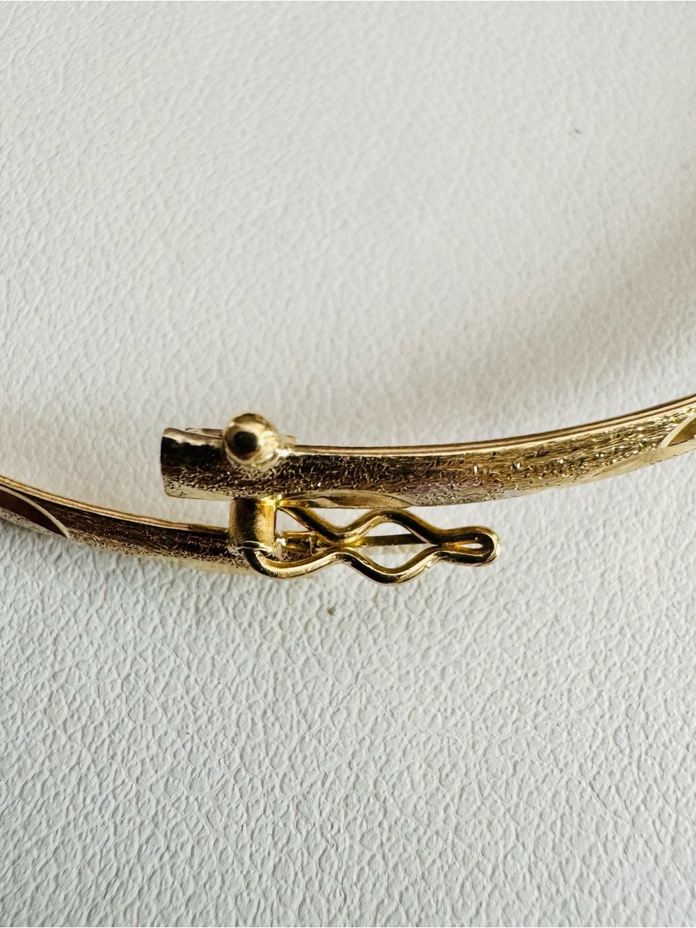 Vintage 14K Yellow Gold Etched Bangle Bracelet - Picture 4 of 6